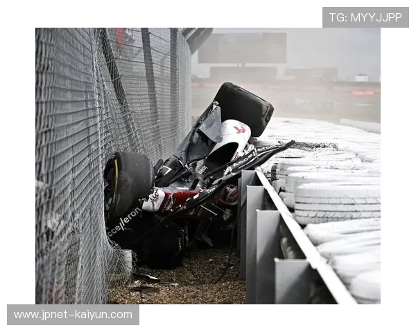 F1沙特站排位赛突发事故,中国车手周冠宇赛车撞墙退赛