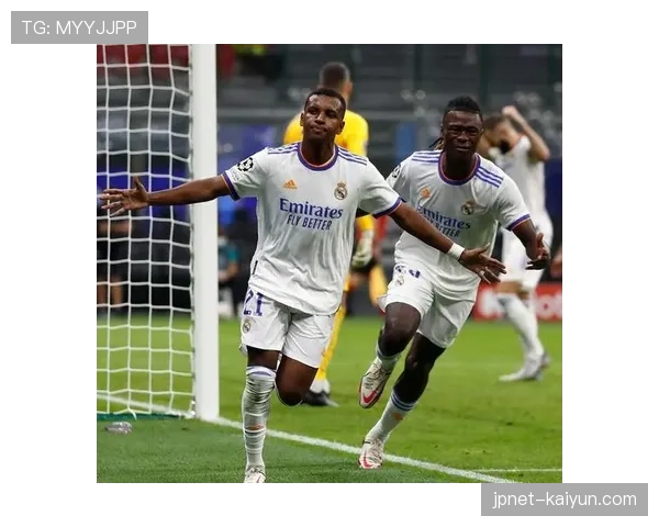 战术板:图解皇马由守转攻时,卡马文加向前推进的线路选择 战术板:图解皇马由守转攻时,卡马文加向前推进的线路选择